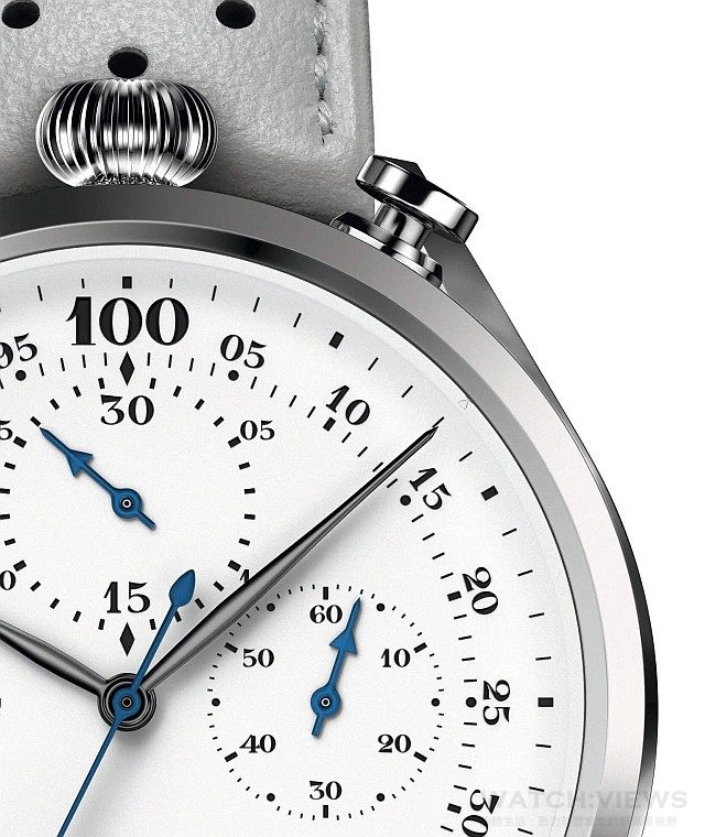 TAG Heuer Carrera Mikrograph計時碼錶，結合1920年代運動計時儀器的功能設計與革命性技術。精準、清晰可見、堅固耐用。12點鐘位置上方的超大凹槽錶冠，搭配左右兩側獨特的大頭按鈕，令人聯想起Heuer最初設計的計時器。