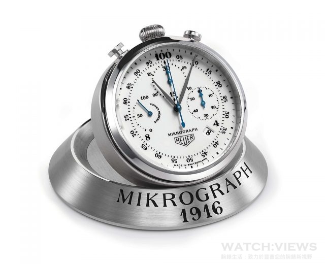 TAG Heuer CARRERA Mikrograph 1916-2016百週年紀念版腕錶置放於座鐘底座上。