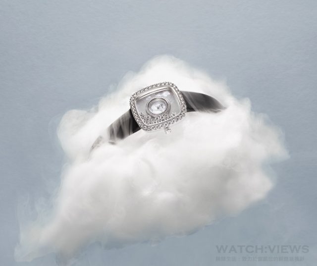 Happy Diamonds系列『40周年紀念腕錶』18K白金材質方型腕錶，錶圈鑲有爪鑲鑽石，珍珠母貝錶面含15顆兩種不同大小的滑動爪鑲鑽石，搭配黑色絹絲錶帶。此珍貴腕表另備有圓形款式以供選擇。