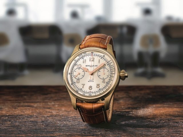 萬寶龍共推出3款全新1858系列青銅腕錶：萬寶龍1858系列測速計時碼錶限量款(圖示)、萬寶龍1858系列雙時區自動腕錶、與萬寶龍1858系列自動腕錶(上方圖)，供行家們珍藏。