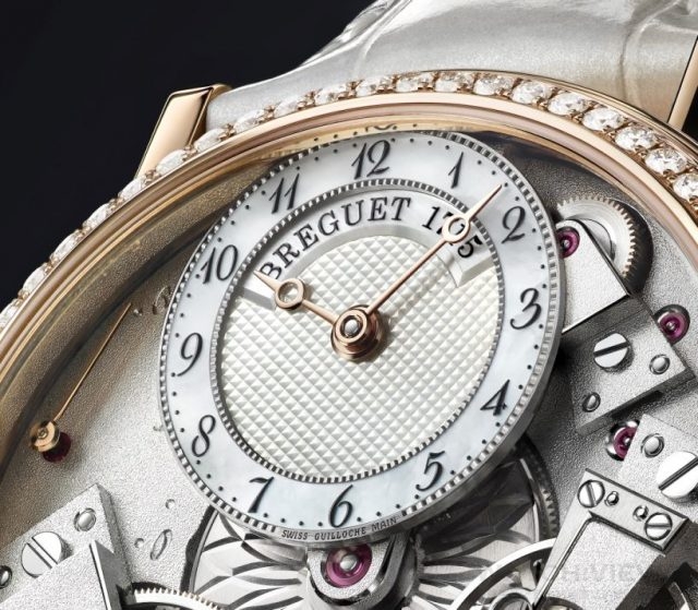 主錶盤的部份將原本的珍珠母貝改用鍍銀錶盤取代，使錶盤中央機刻雕花釘紋的美感更加鮮明。