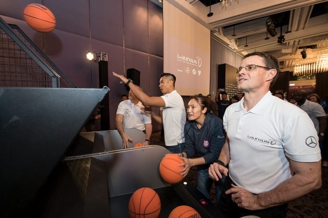 台灣賓士總裁邁爾肯(前)、錢薇娟(中)與陳建州(後)進行投籃比賽。