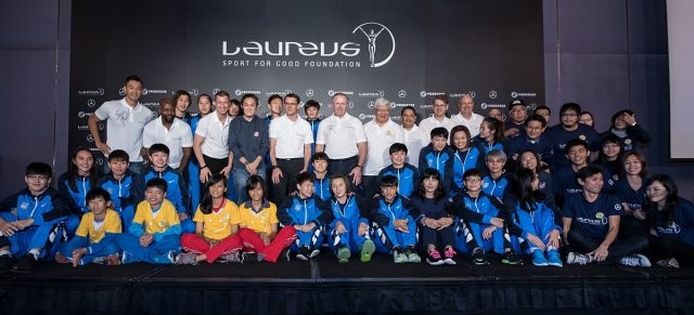 (第二排左五)台灣賓士總裁邁爾肯、勞倫斯代表、救助協會、台電女籃及教練錢薇娟、陳建州與種子師資齊誓師用運動翻轉台灣青少年未來。