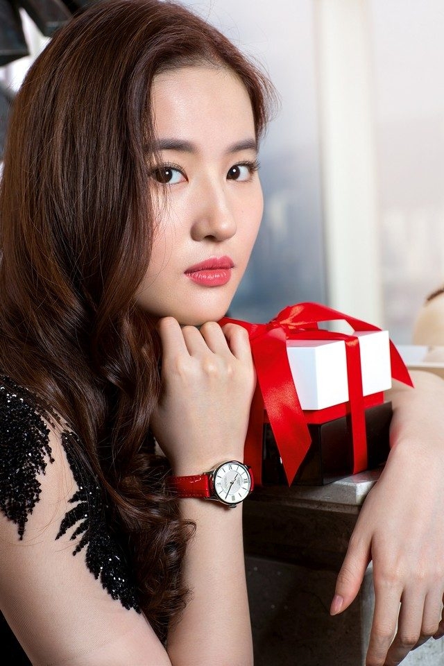 劉亦菲配戴天梭杜魯爾系列機械動力80女款腕錶