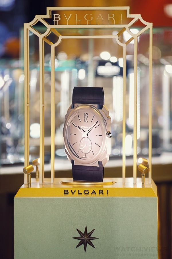 BULGARI Octo Finissimo三問腕錶，鈦金屬錶殼厚度僅6.85毫米，內有3.12毫米厚的機芯。