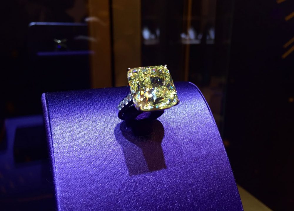 BVLGARI Italian Extravaganza系列頂級黃鑽戒指，鉑金戒指鑲飾1顆枕形切割黃鑽(約25.16克拉)，側邊以鑽石鑲飾。