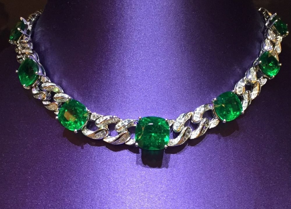 BVLGARI Italian Extravaganza系列頂級祖母綠與鑽石頸鍊，鉑金鑲鑽項鍊鑲飾7顆枕形切割祖母綠(總重約56.4克拉)，價值550萬歐元。