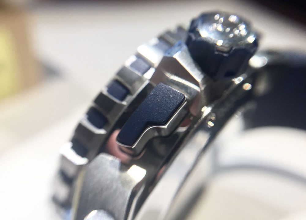 錶冠及按把結合橡膠材質，更具運動風格外也為腕錶帶來不一樣的手感。