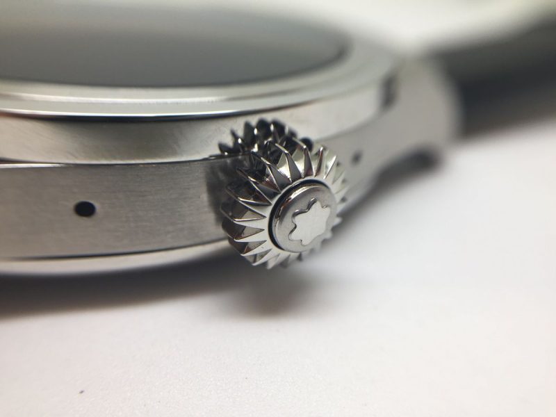 麥克風位於錶殼側面，3點鐘方向錶冠正如同1858系列腕錶的設計，中心的按把則作為智慧腕錶的「Home鍵」。