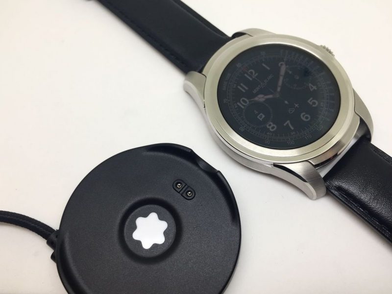 Summit智慧腕錶具備1天的續航力，憑USB充電底座補充電能。