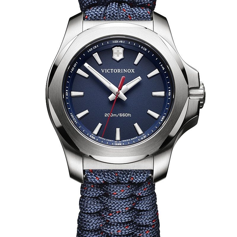 I.N.O.X. V 腕錶，深藍錶盤及深藍加紅色緹花傘繩錶帶