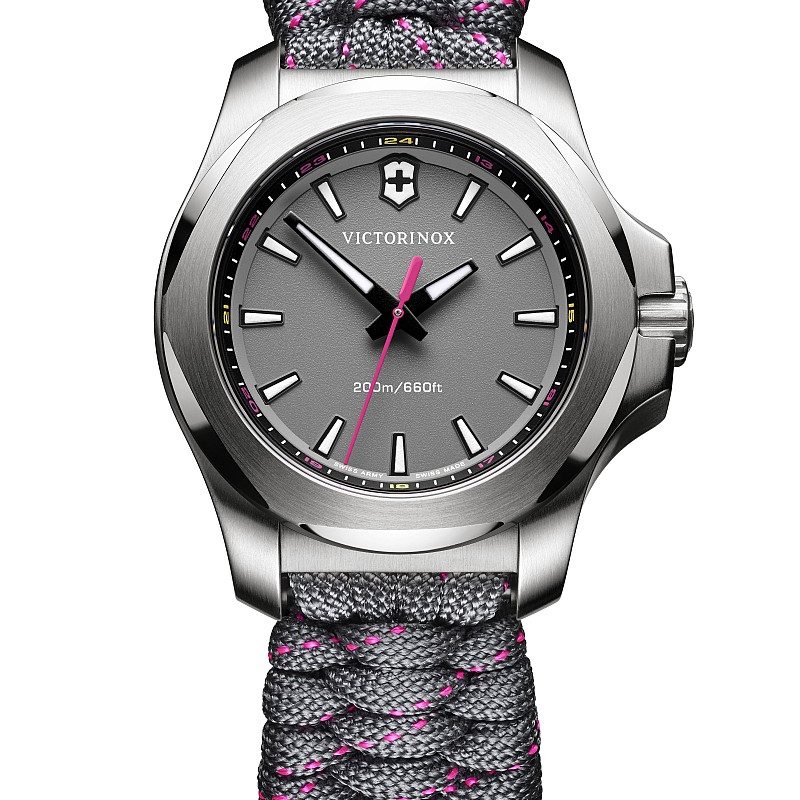 I.N.O.X. V 腕錶，淺灰錶盤及淺灰加桃紅緹花傘繩錶帶