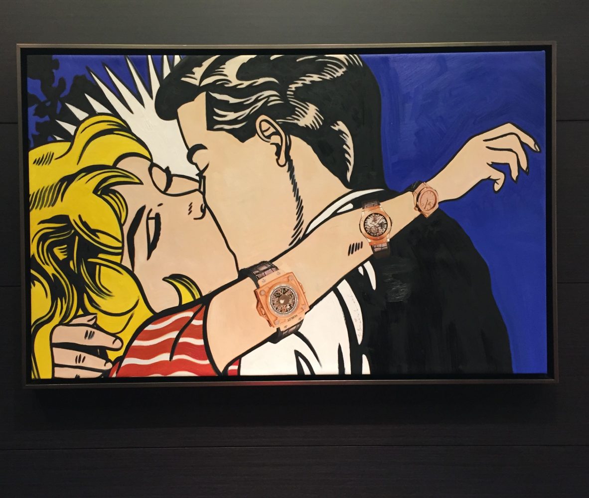《Hublot Lichtenstein》的原創為美國波普藝術家Roy Lichtenstein的《Kiss II》，Mr. Brainwash將女孩的手延伸，並戴上Hublot腕錶。