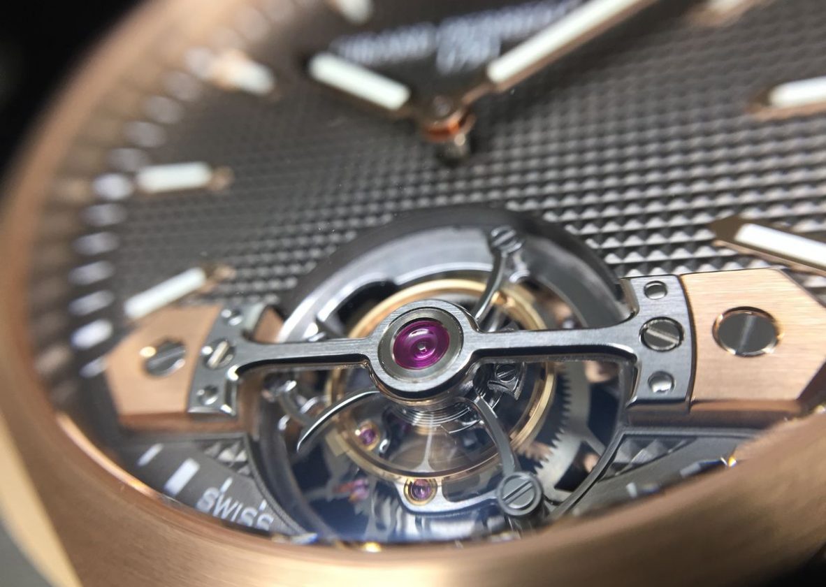 陀飛輪錶橋採以雙色呈現，呼應鈦金屬錶殼搭配玫瑰金錶圈的設計。
