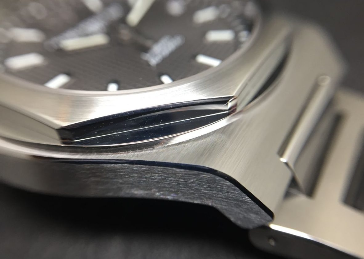 八角形錶圈為Laureato外型上最大的特色，與錶殼皆採用拉絲紋及鏡面拋光交錯的質感，展現精緻的細節處理。
