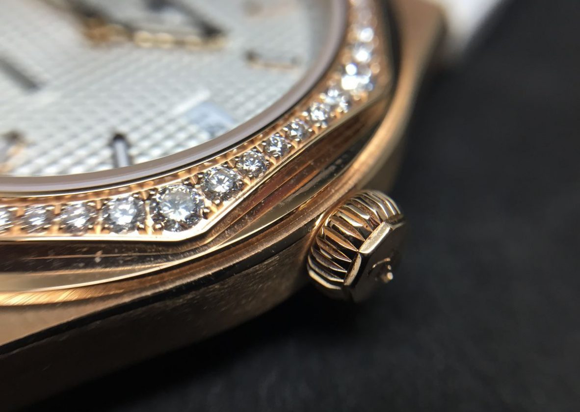 專為女性設計的34毫米款於錶圈鑲嵌大大小小的切割鑽石，美不勝收。