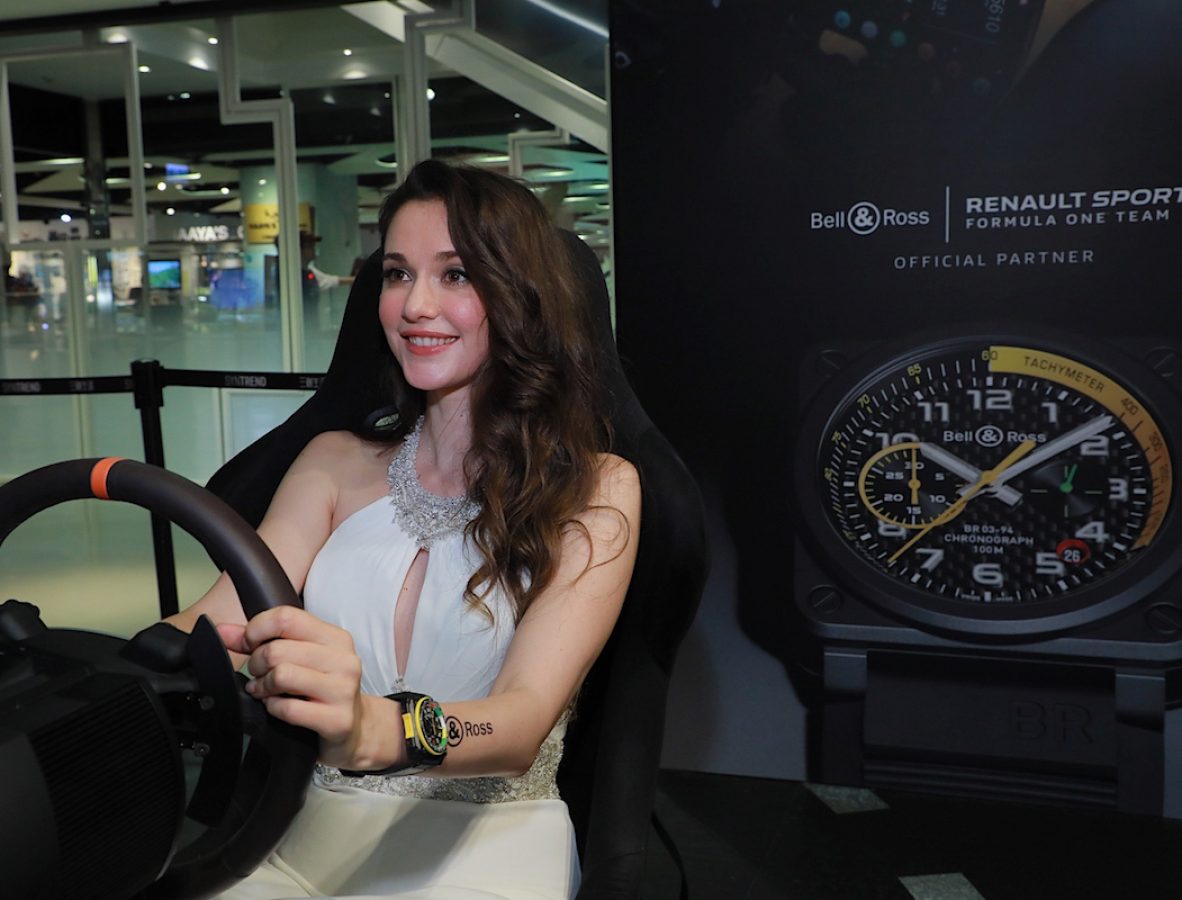 瑞莎佩戴BR-X1 RS17鏤空計時腕錶，試駕模擬賽車。