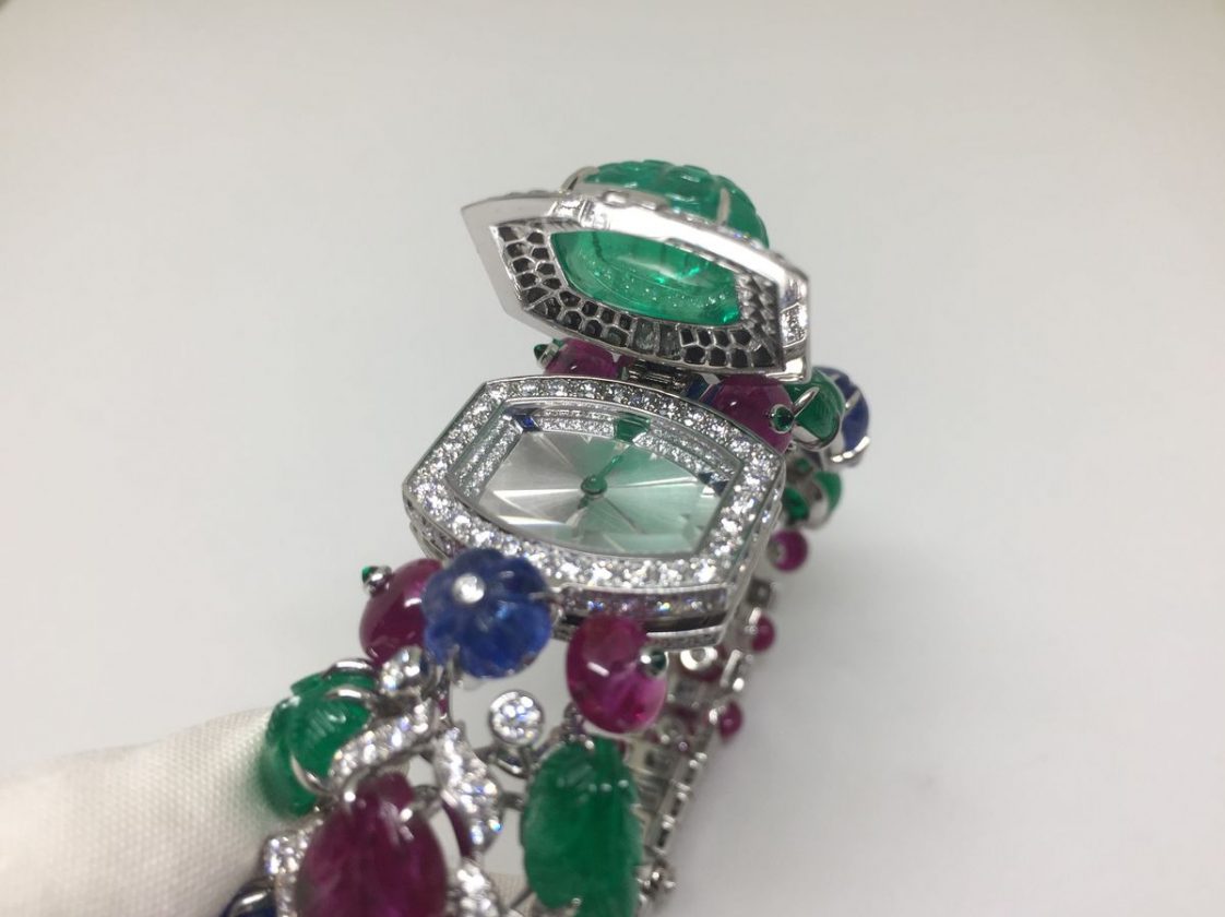 Tutti Frutti珠寶錶，鉑金錶殼鑲嵌鑽石、紅寶石、藍寶石及祖母綠，時、分，石英機芯。