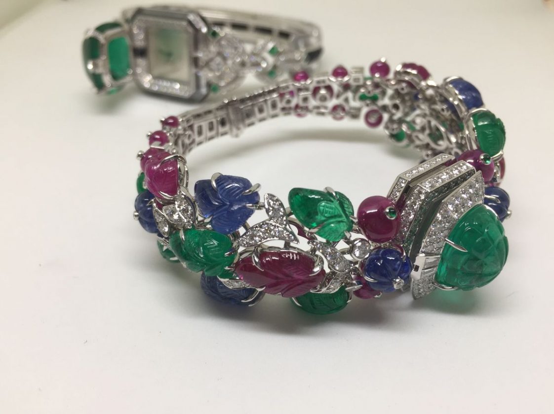 孕育於1920年代的「水果錦囊」風格，使得Tutti Frutti珠寶錶的配色顯得既鮮豔又獨特。