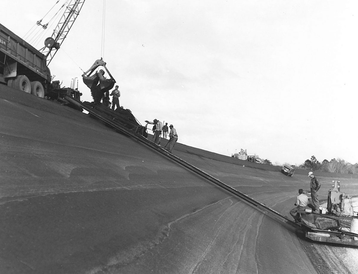 1958年Daytona國際賽道整修工程，傾斜31度、超過10米高讓賽車手過彎時不至於受離心力影響而滑出賽道。
