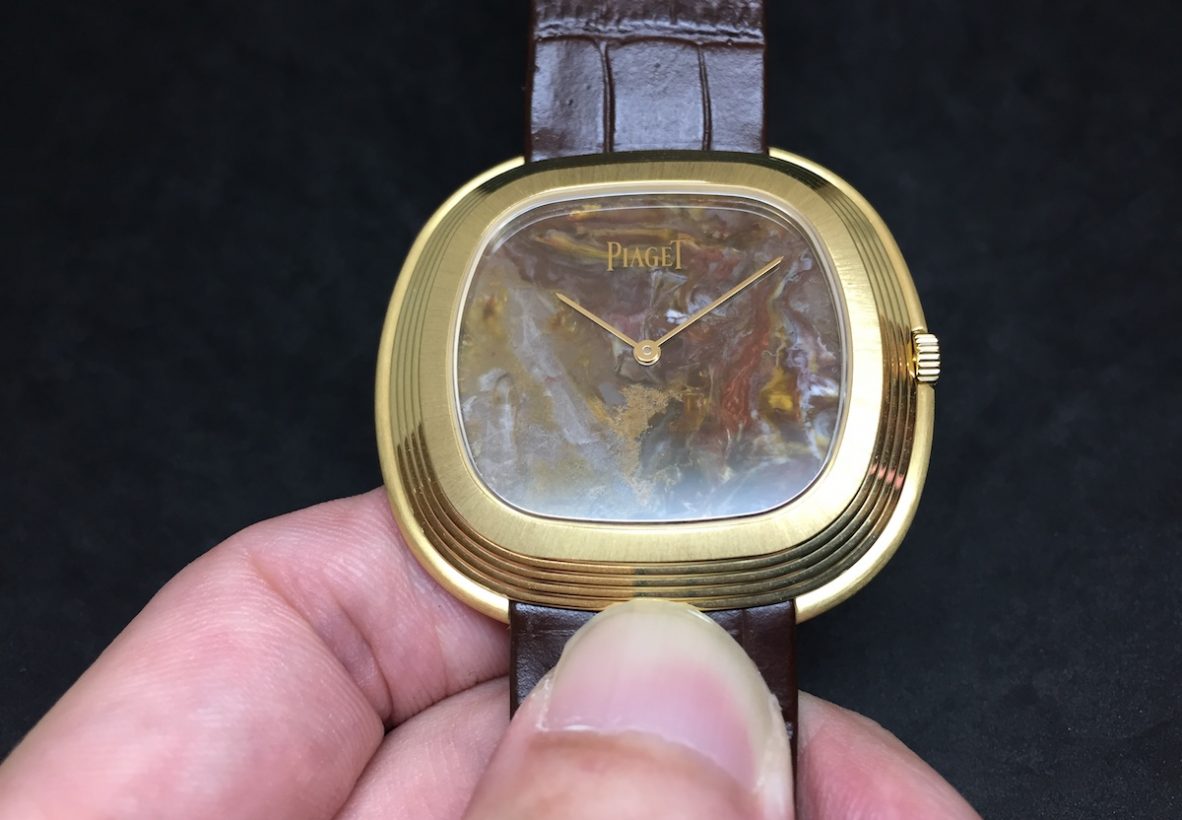伯爵Black Tie Vintage Inspiration，18K黃金錶殼，錶徑43 x 45毫米，棕色彼得石錶盤，時、分，534P自動上鍊機芯，預估拍賣價：瑞士法郎30,000-50,000(美金31,000-52,000)。