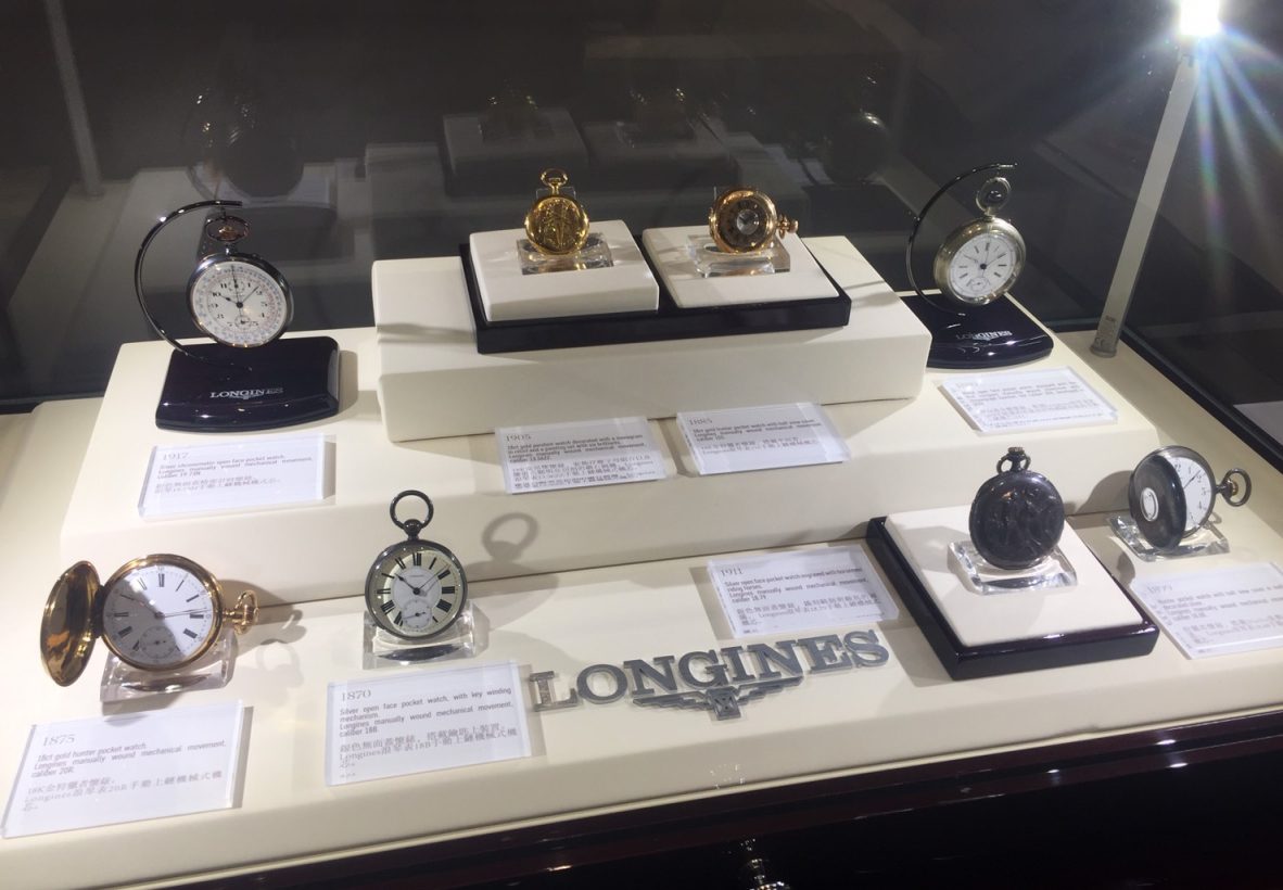 浪琴表台中大遠百專賣店中展示了多款古董懷錶。