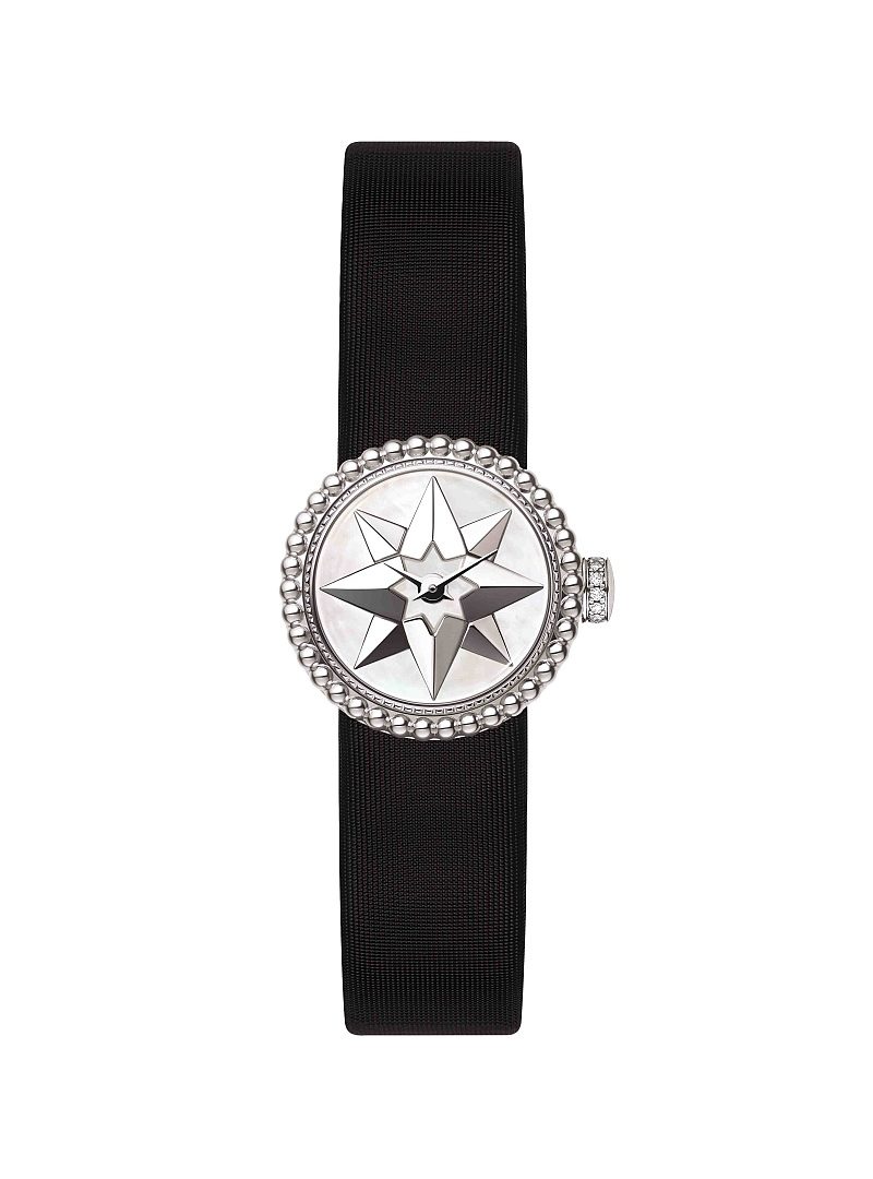 <strong>La Mini D de Dior Rose des Vents羅盤玫瑰白色珍珠母貝腕錶</strong><br>精鋼錶殼，直徑19毫米，錶殼鑲嵌鑽石，白色珍珠母貝面盤，建議售價 NTD155,000。