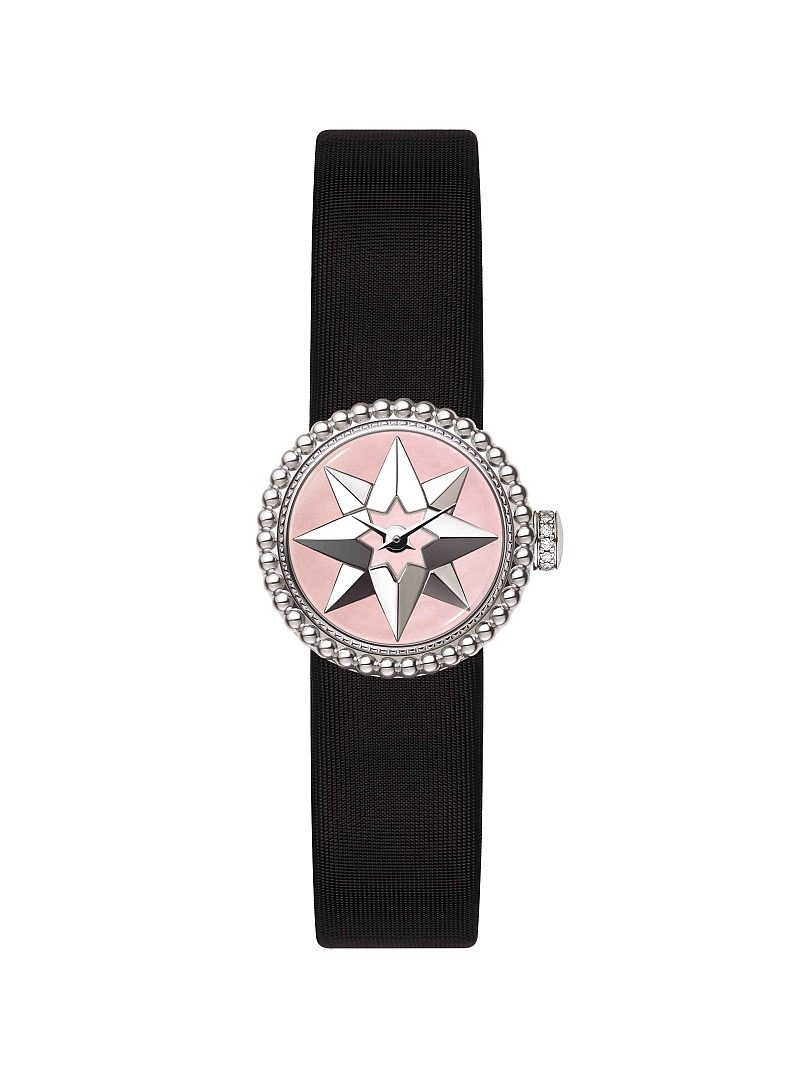 <strong>La Mini D de Dior Rose des Vents羅盤玫瑰白色珍珠母貝腕錶</strong><br>精鋼錶殼，直徑19毫米，錶殼鑲嵌鑽石，粉紅珍珠母貝面盤，建議售價 NTD155,000。
