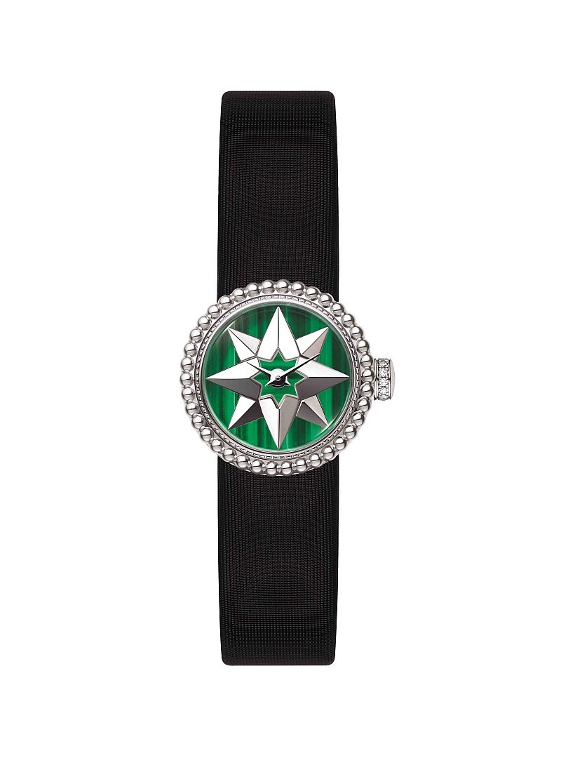 <strong>La Mini D de Dior Rose des Vents羅盤玫瑰白色珍珠母貝腕錶</strong><br>精鋼錶殼，直徑19毫米，錶殼鑲嵌鑽石，孔雀石面盤，建議售價 NTD187,000。