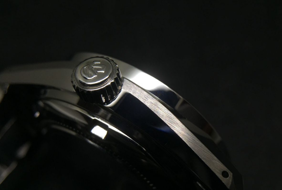 錶殼側邊的切面是每一款GS腕錶的特色，而不同的錶款也會有不同的亮、霧面打磨處理。