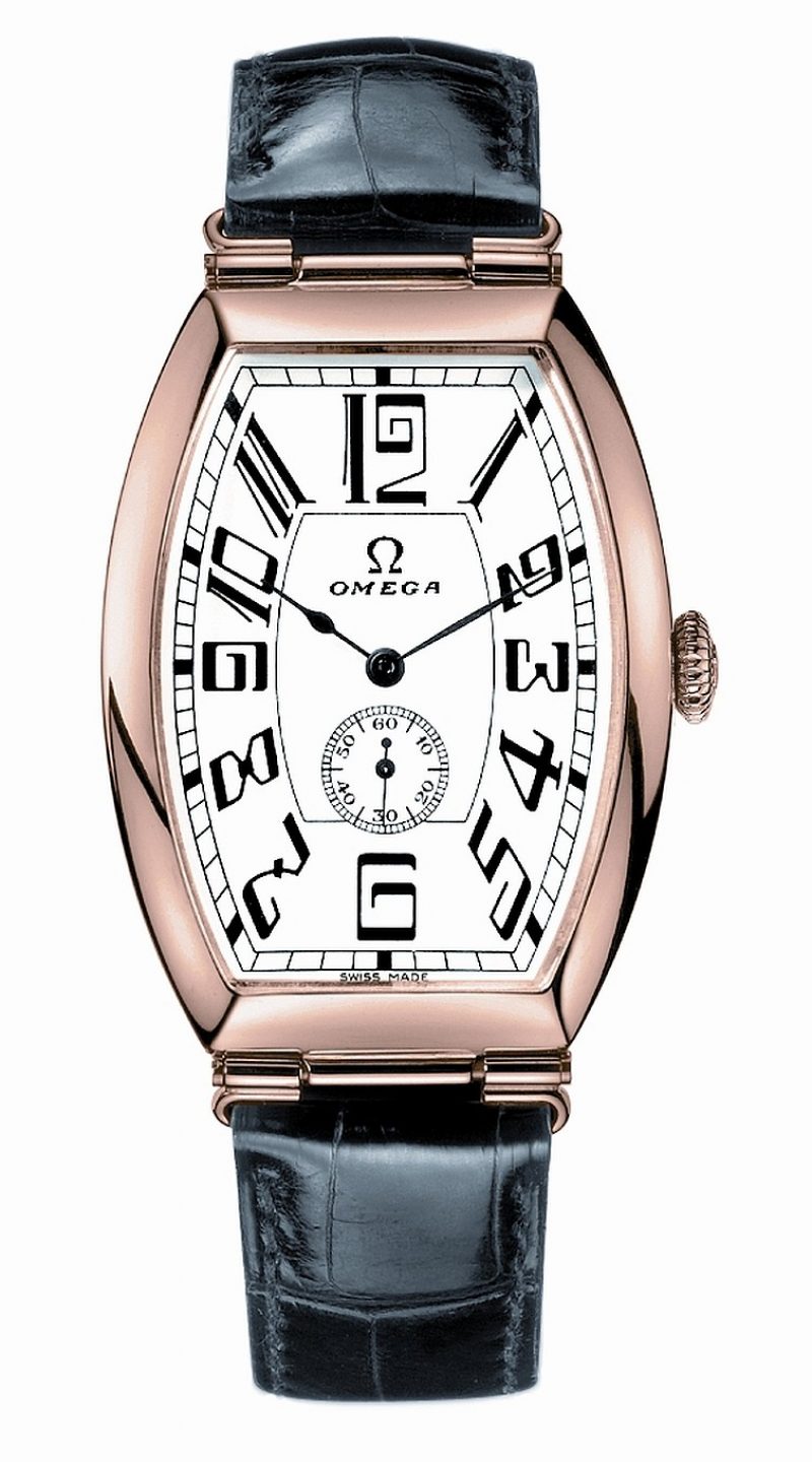 <strong>博物館四號，彼得格勒錶PETROGRAD</strong><br>博物館四號復刻自1915年極具俄羅斯文化特色的「彼得格勒錶(Petrograd Watch)」，此腕錶設計也保留當年的錶款形式，不同的是錶面採用更現代抗磨損、防反光之藍水晶玻璃，亦改良錶殼與錶帶之間的新式扣環，讓佩戴著更貼手且不輕易滑落。錶盤上飾以細長的阿拉伯數字小時刻度與復古式歐米茄標誌，以及梨形時針和葉形分針，六點鐘位置為小秒針盤，整只腕錶造型充滿懷舊氣息與精緻美感。