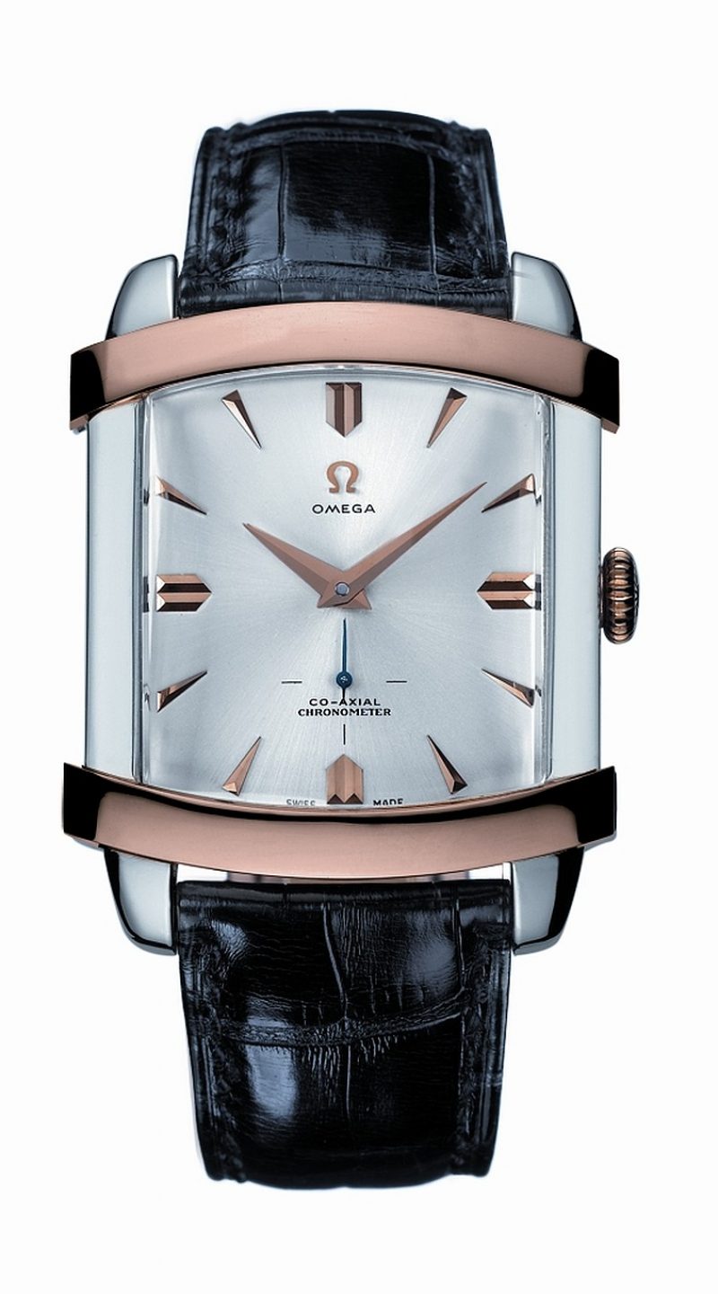 <strong>博物館六號，翻轉酒樽錶</strong><br>獨特的錶款造型，具有抗磨損及經過防反光處理的拱弧形藍寶石水晶玻璃鏡面，搭配上銀白色的錶盤，錶盤四邊呈圓弧狀，而錶盤上的時針、分針、小時刻度及歐米茄商標則為18K玫瑰金，在6點鐘位置有一藍鋼秒針計時盤。此腕錶搭載歐米茄2202自動上鍊機芯，動力儲存可達48小時。