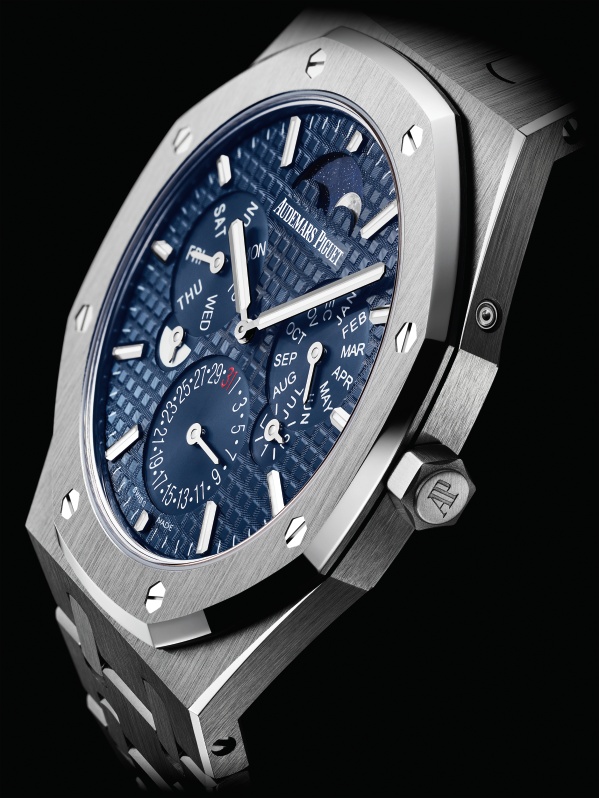 2018年發表的皇家橡樹 RD#2超薄萬年曆腕錶備有950 鉑金錶殼與錶帶，搭配「Grande Tapisserie」大型格紋裝飾藍色錶盤。
