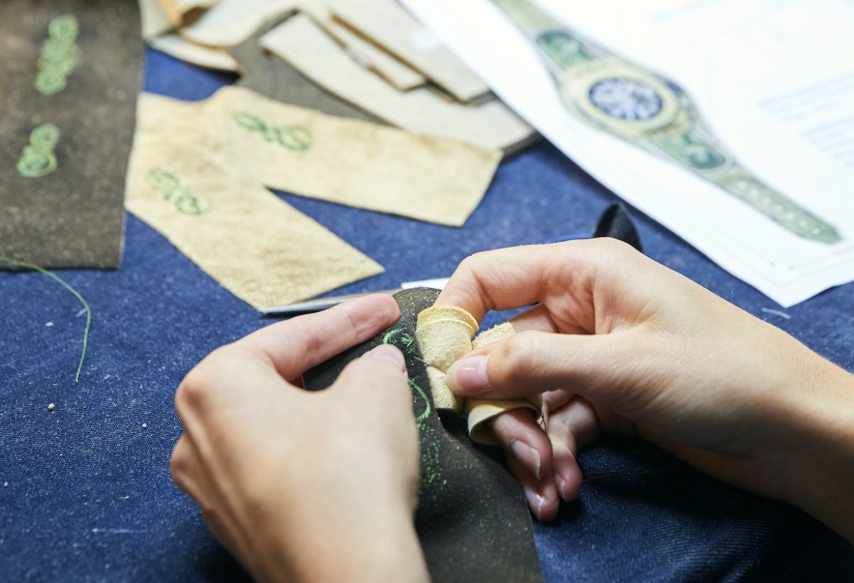 以Meindl品牌努力傳承的傳統縫紉工藝，在鹿皮上縫製著圖案。