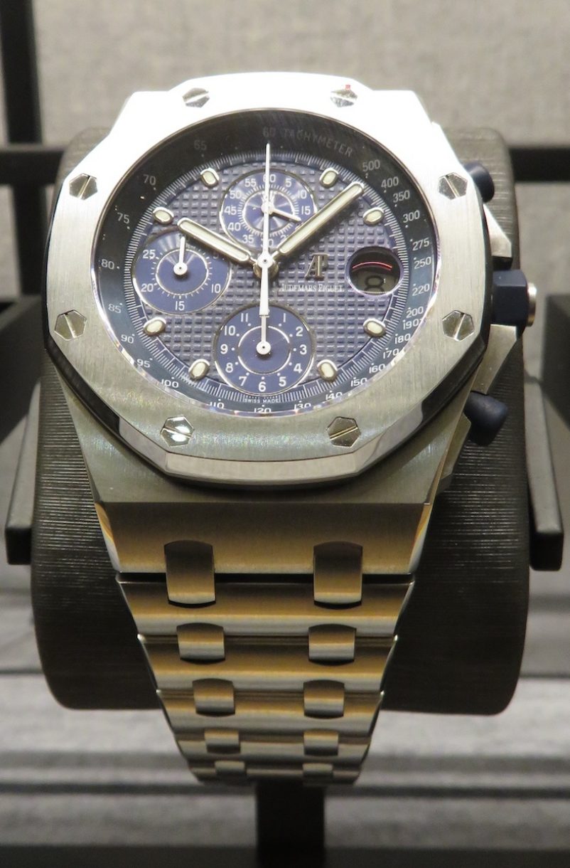 1993年的第一只皇家橡樹離岸型腕錶，錶徑42毫米，型號25721。