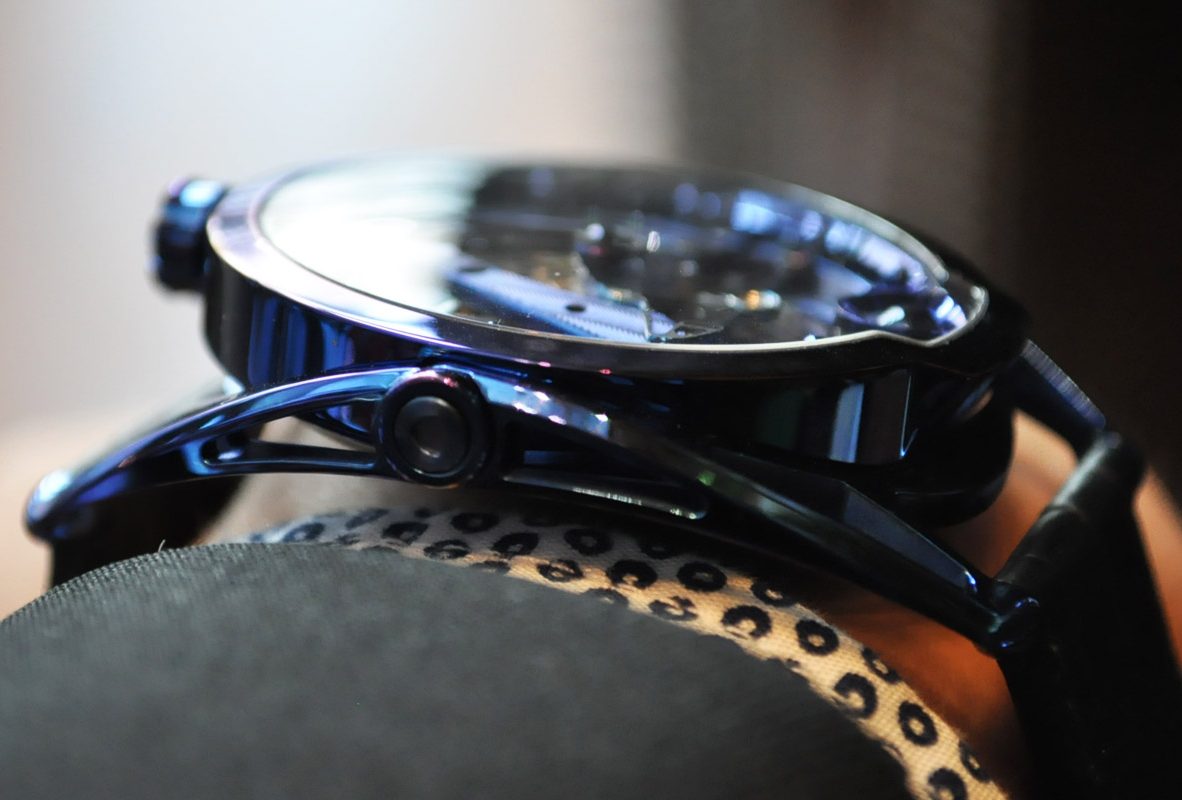 DB28 Steel Wheels Blue腕錶能看到獨特專利的漂浮錶耳，讓腕錶適合不同手圍的人佩戴。