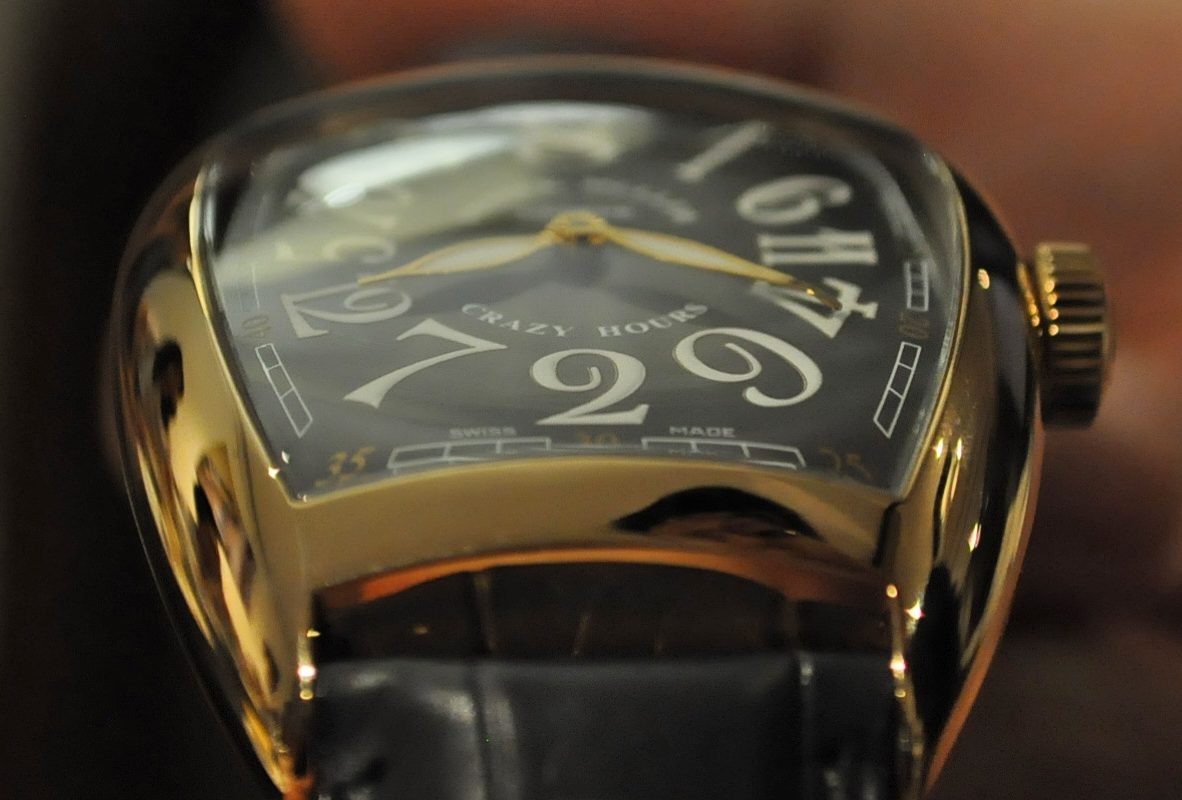 Crazy Hours腕錶充滿弧度的錶鏡，四周則微微往下彎曲。