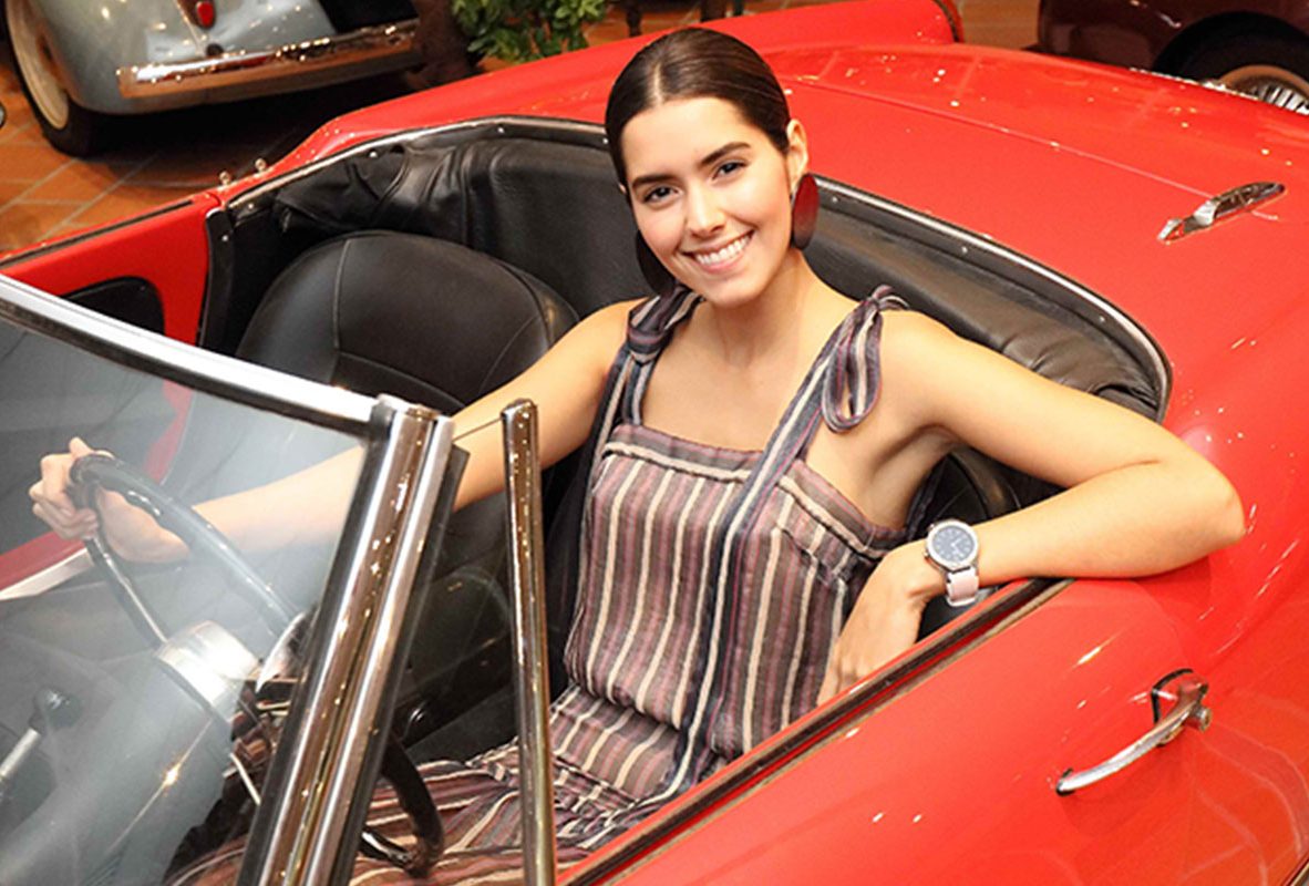 2014環球小姐Paulina Vega Dieppa參觀摩納哥古董車博物館。