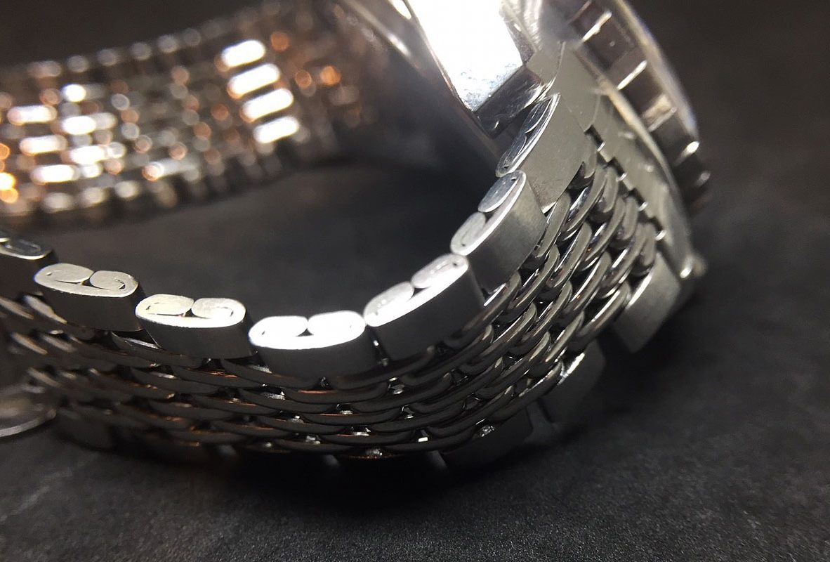 1970年的Autavia腕錶鍊帶又稱為空心帶，當時許多腕錶都會如此設計。