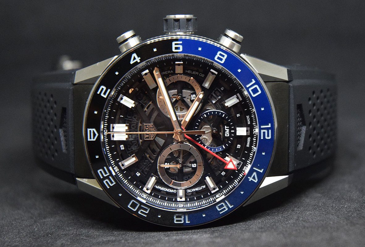 Carrera Heuer 02 GMT計時碼錶，參考售價NTD 198,500(不鏽鋼鍊帶)/ NTD 193,500(橡膠錶帶)