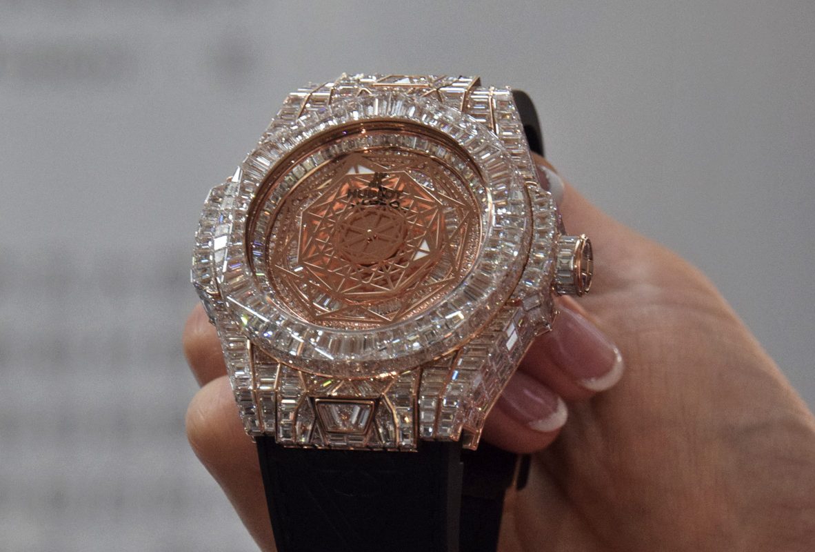 Hublot Big Bang Unico Sang Bleu皇金滿鑽腕錶，參考價26,160,000。