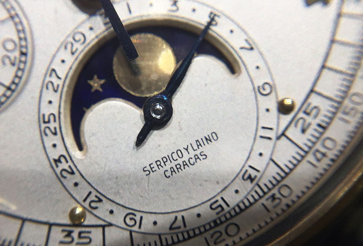 Ref. 2499腕錶6點鐘位置月相盤下方Serpico Y Laino Caracas字樣代表這只PP來自委內瑞拉的經銷商。