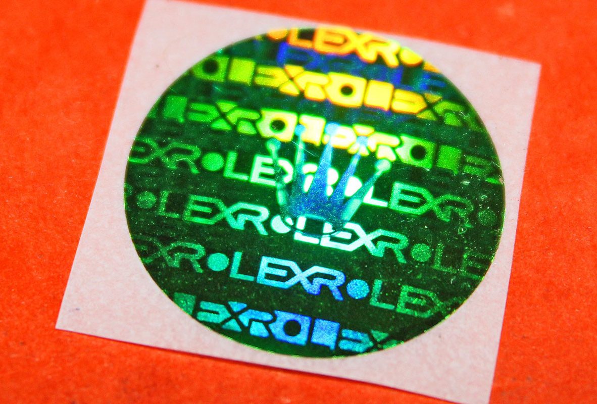Rolex之前的雷射全息投影防偽貼紙。Photo Credits: Chrono-Shop。