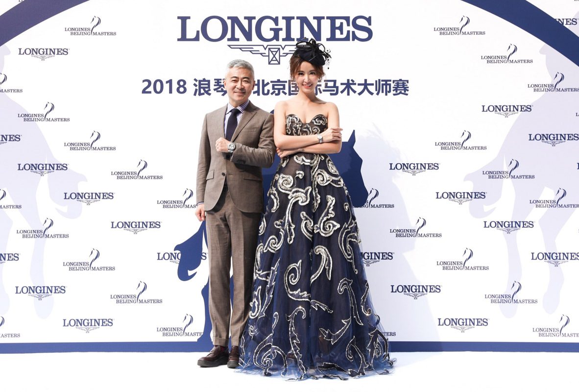 浪琴表品牌之友台灣女星林心如出席2018浪琴表北京國際馬術大師賽並與浪琴表中國區副總經理李力(左)合影。