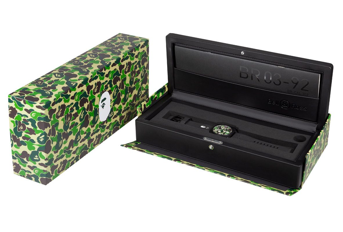 BR03-92 Green Camo錶盒同樣帶有Bape聯名圖案。