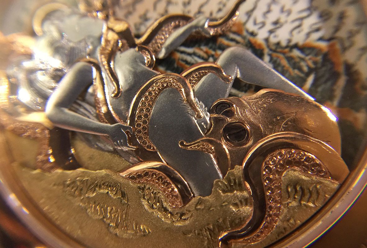 近拍錶盤上的《章魚與海女》金雕動偶，刻畫維妙維肖。