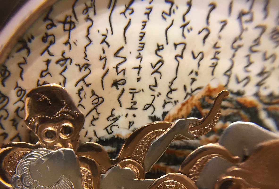 近拍錶盤上的《章魚與海女》琺瑯彩繪。