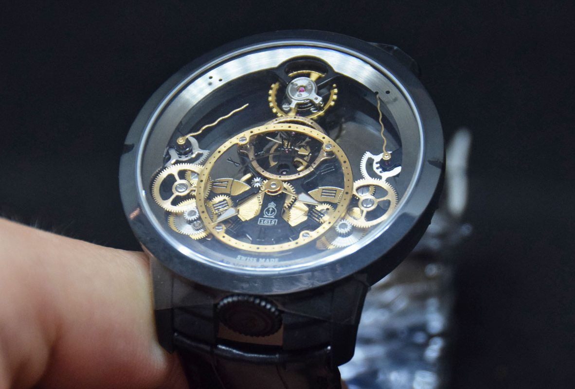 時間金字塔腕錶的錶冠呈現於6點鐘位置。