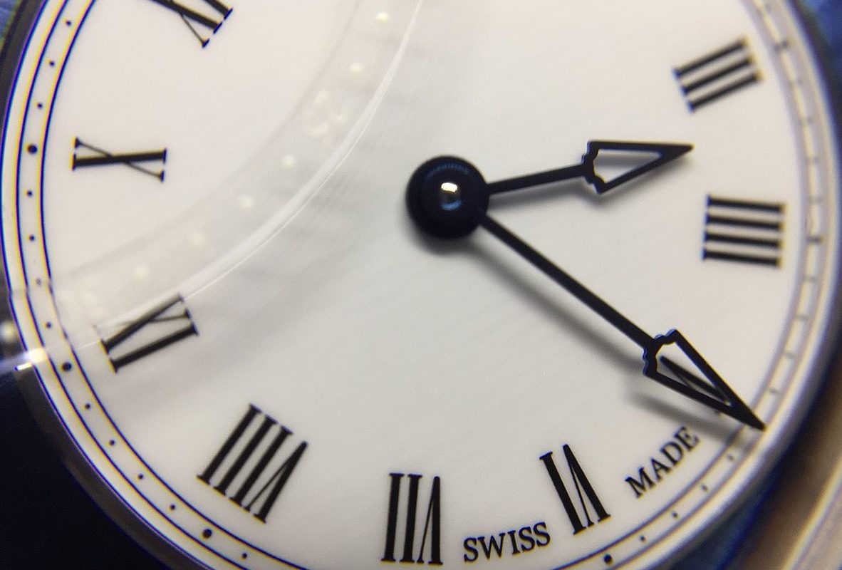 DSTB 錶盤跳秒腕錶偏心錶盤，指針造型也十分獨特。