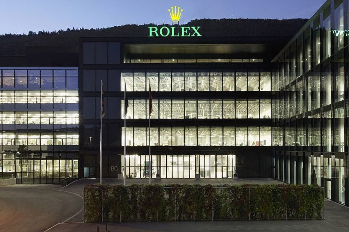 rolex位於瑞士比尔的机芯制造厂,大约有2,000名以上的工作人员负责